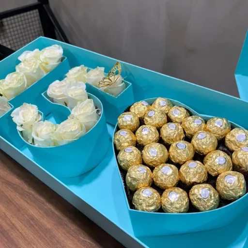 Caja 15 años con rosas importadas y bombones rocher